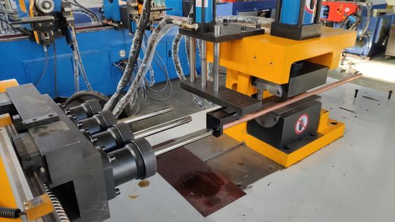 SG40NC Τροχαίο Τελικό Σχηματισμό Μηχανή Τέσσερις Σταθμός Λειτουργία για 2 ίντσες χάλυβα σωλήνα συρρίκνωσης